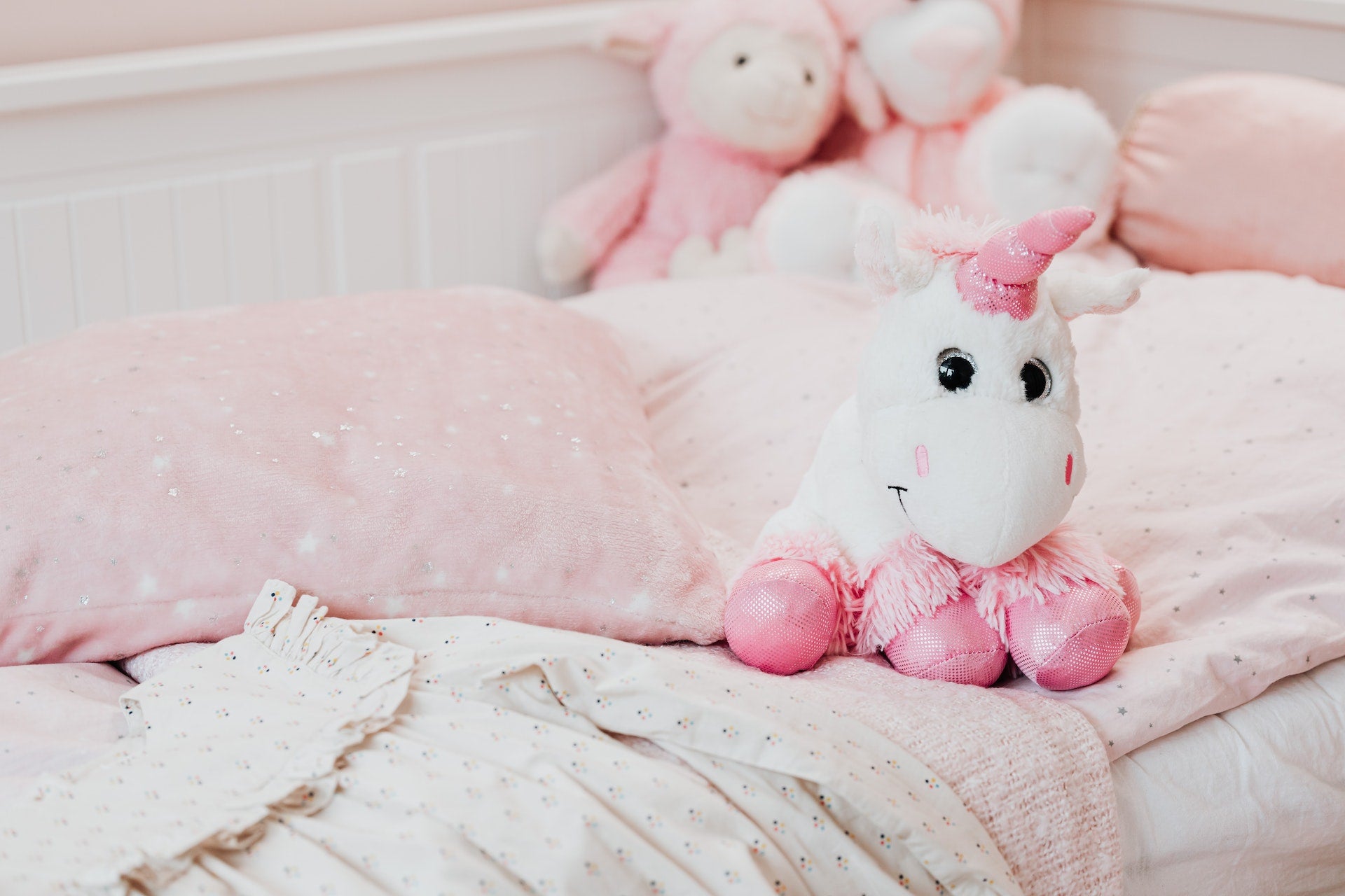 3 astuces pour bien décorer le lit de bébé