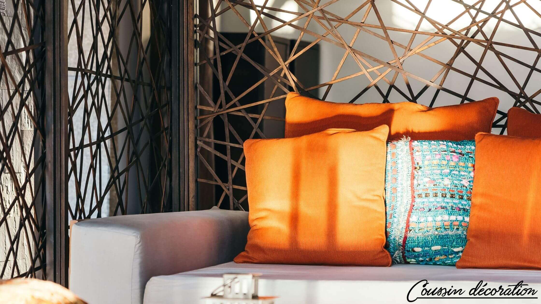 Une large de coussins oranges en polyester