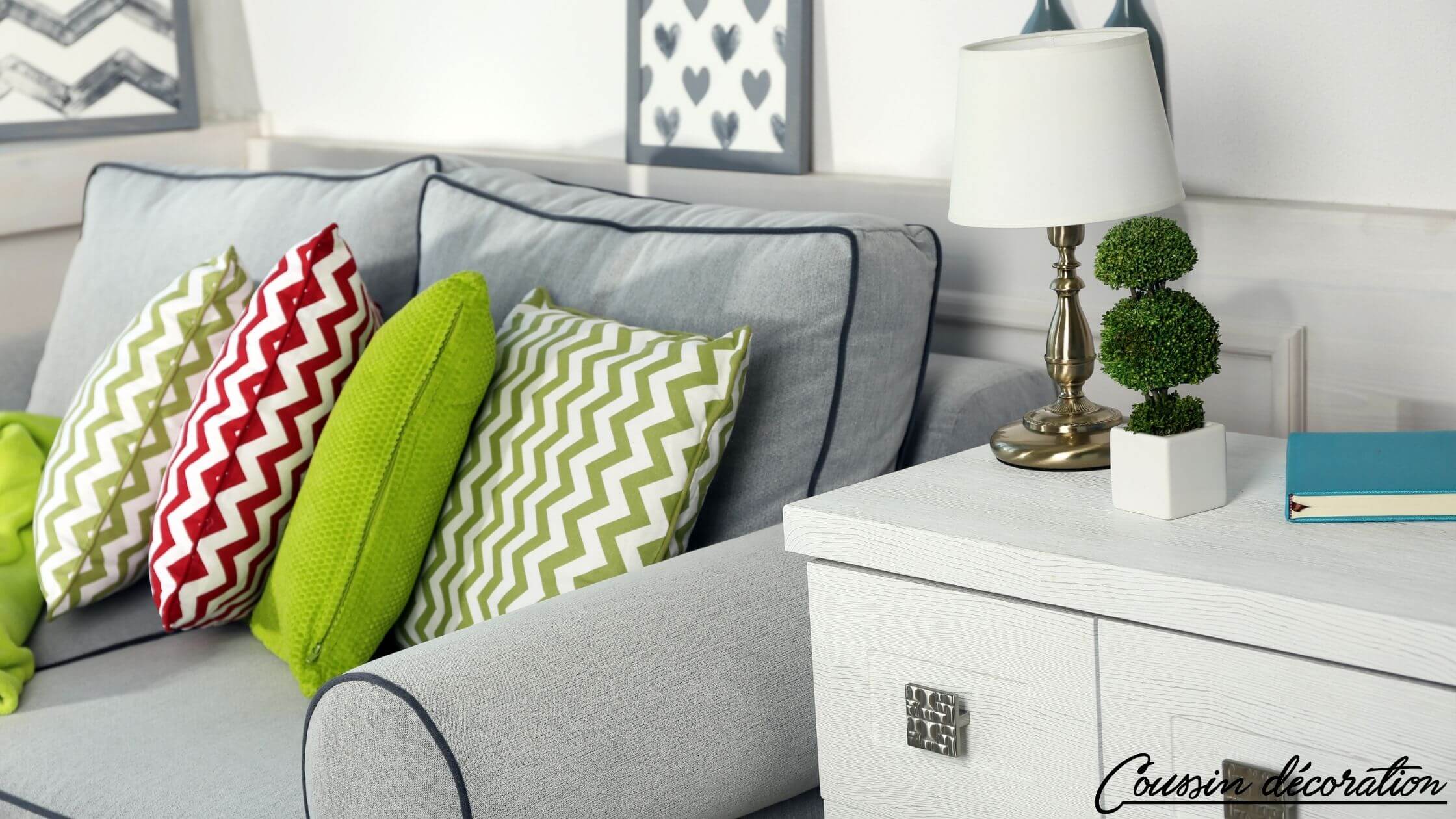 Coussins verts sur canapé gris
