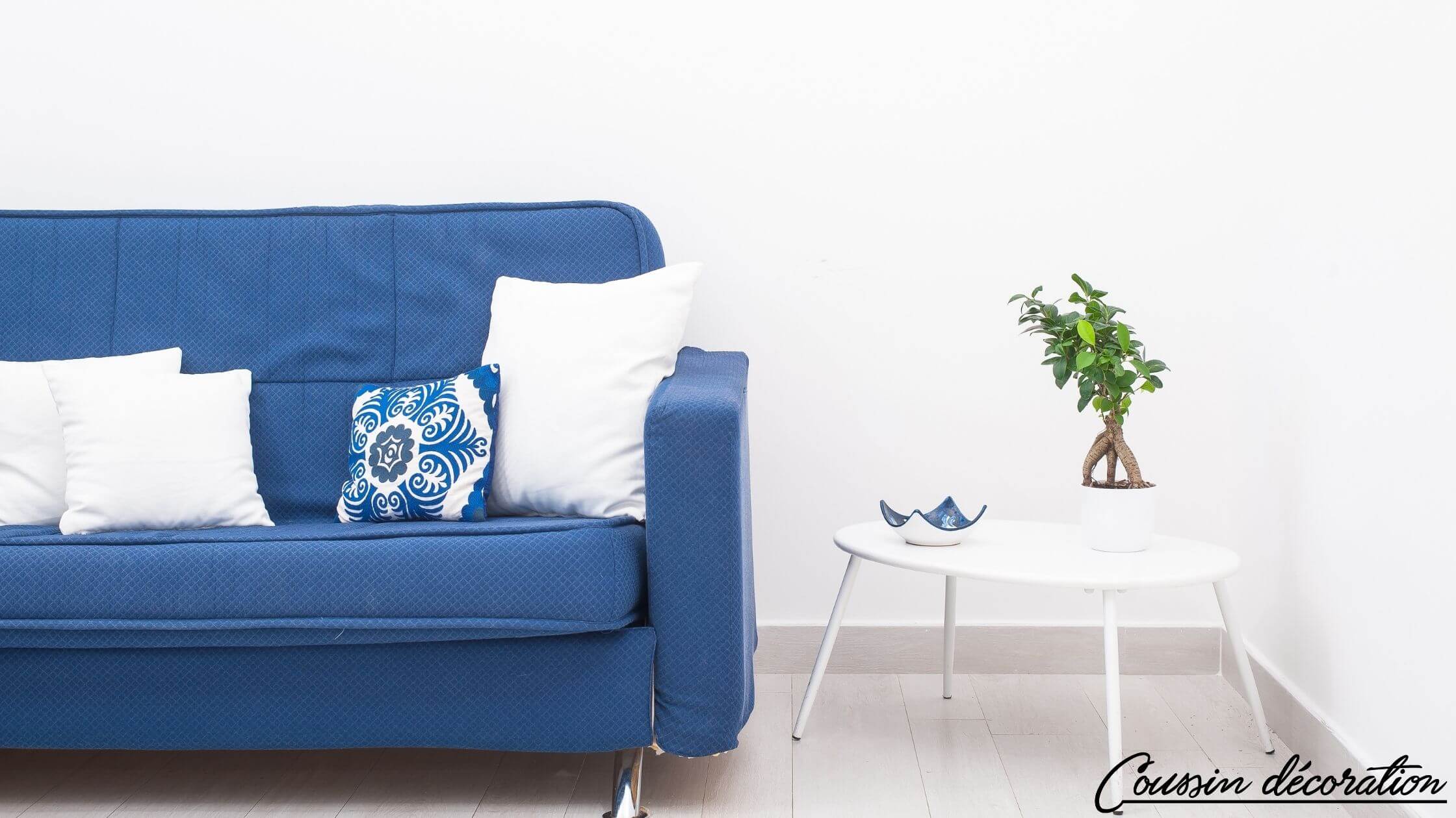 Décorer un canapé bleu avec des coussins