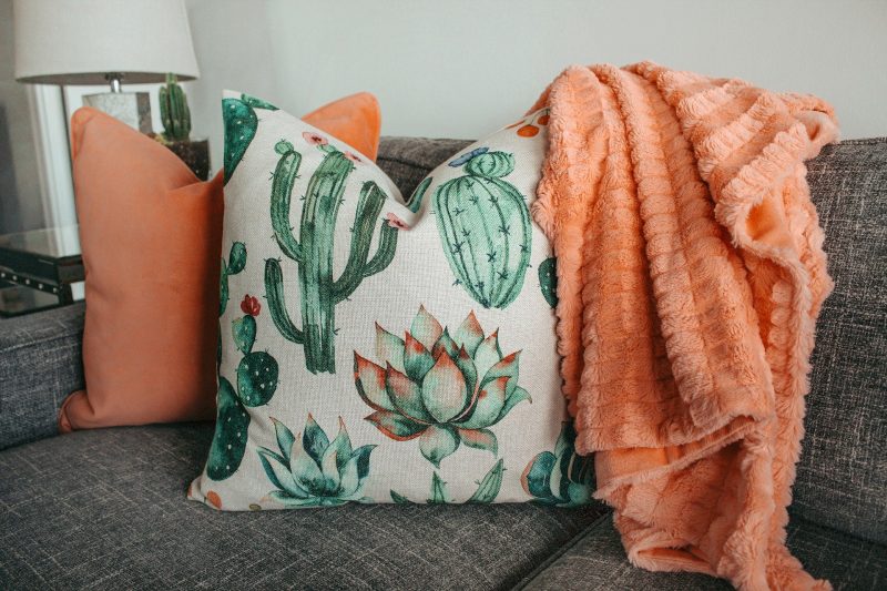 Comment décorer un canapé avec un plaid