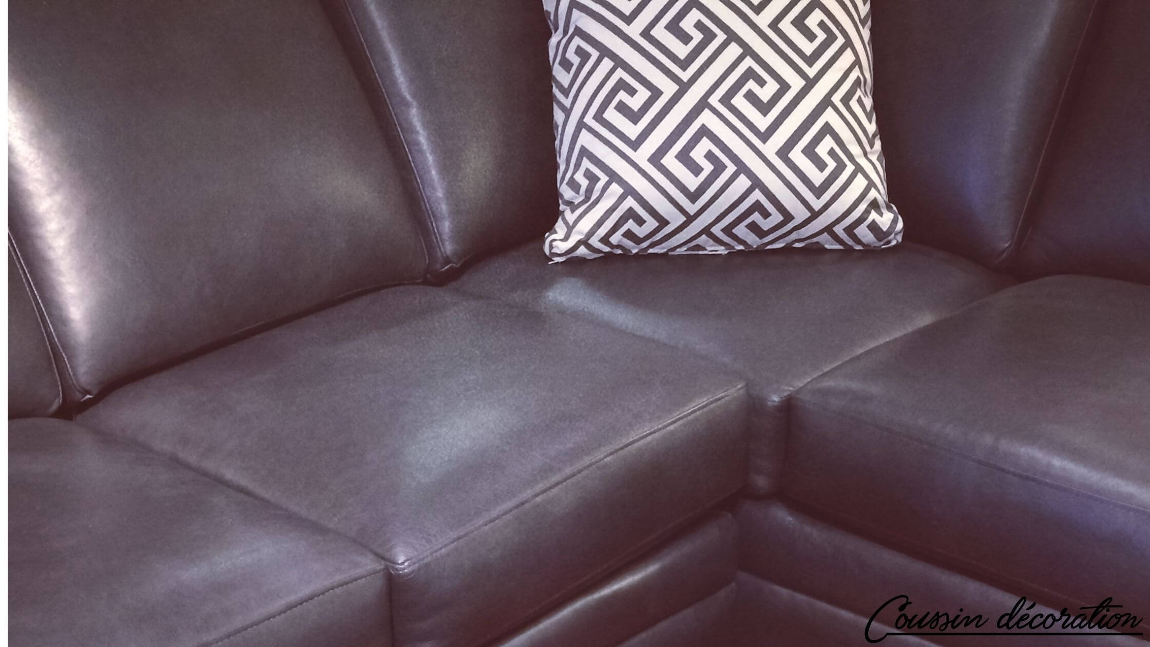 Coussin motif géométrique noir et blanc pour décorer le canapé