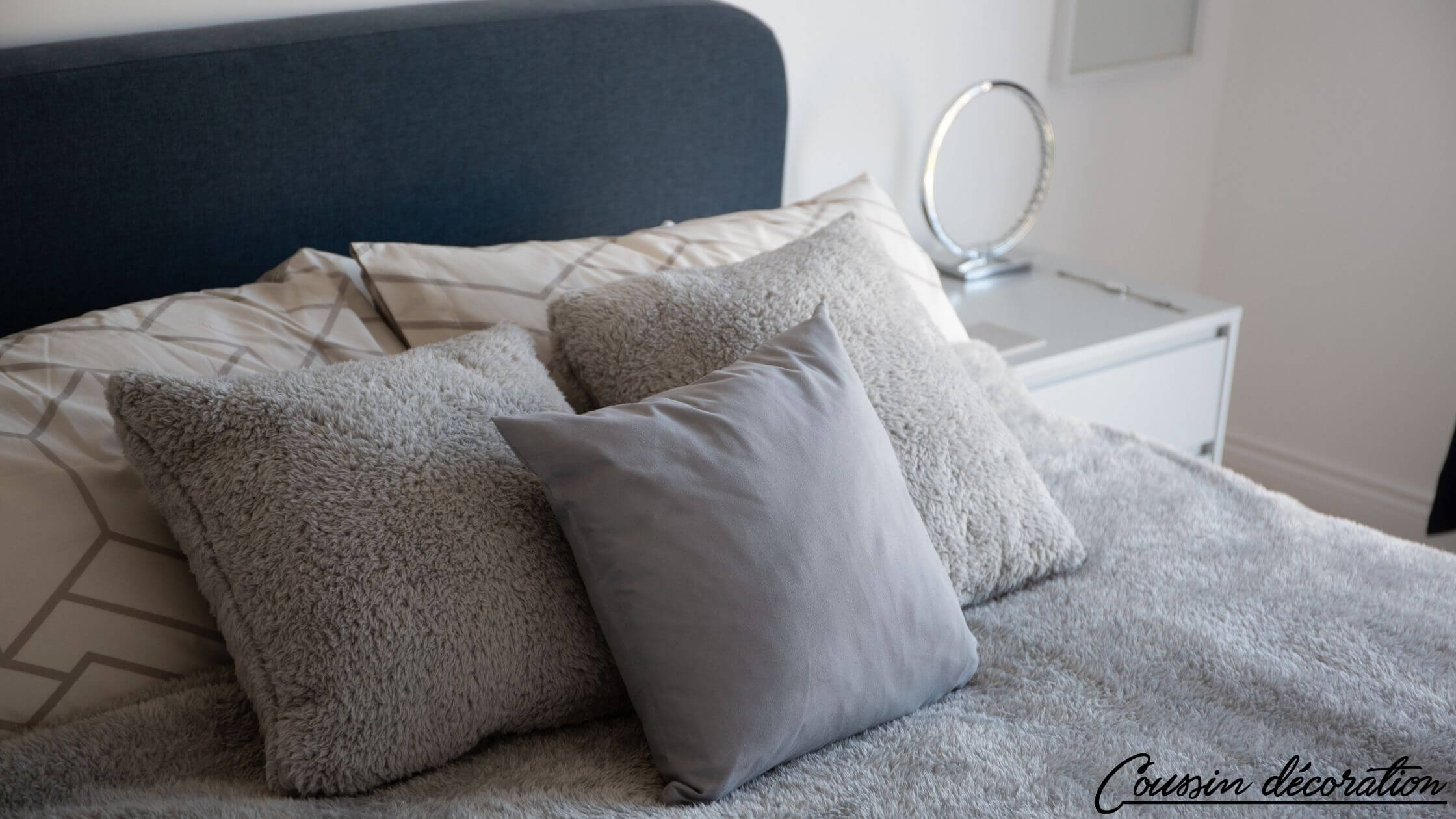 Nombre de coussins impair pour un lit contemporain