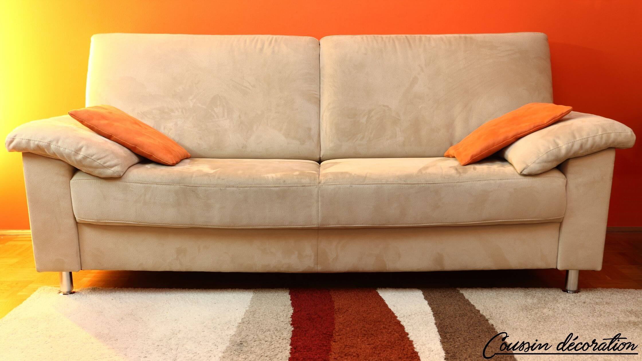 Mur et coussin oranges