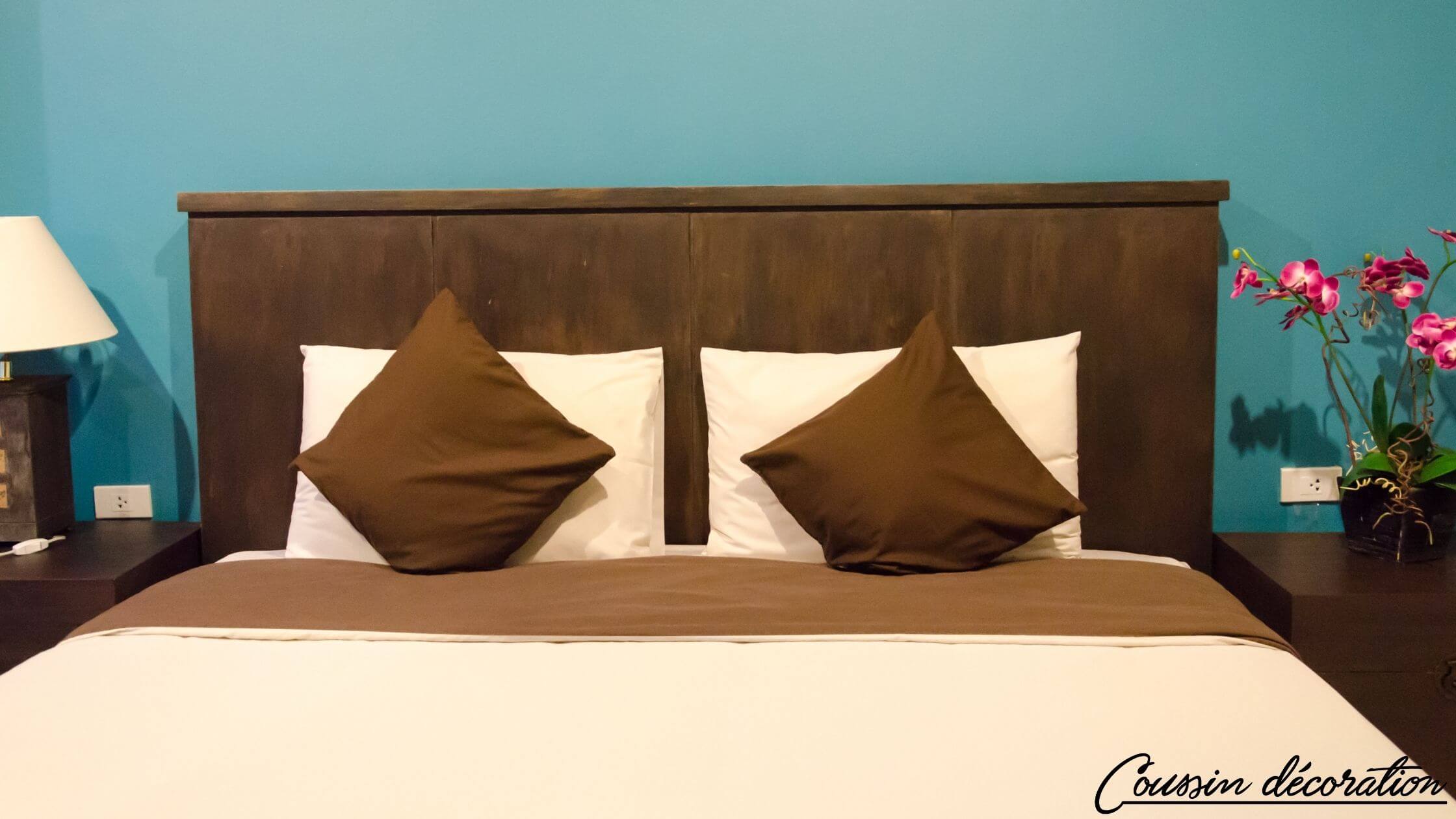 Des coussins marrons pour un lit de deux places