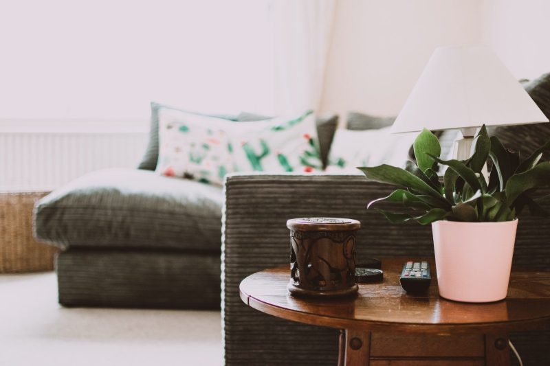 Les meilleures façons de disposer les coussins sur un canapé d'angle